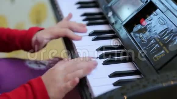 玩玩具钢琴的女孩特写视频的预览图