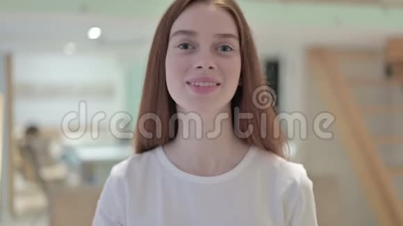 美丽的红头发青年妇女镜头视频的预览图