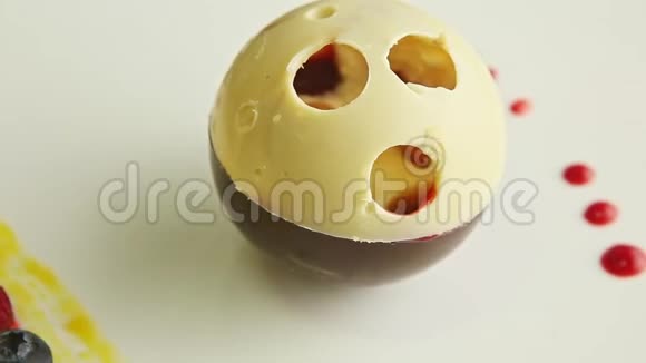 巧克力球形状的甜点在白色盘子上缓慢地缩小视频的预览图