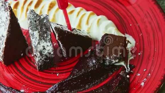 用红盘子里的奶油蛋糕和叉子夹着人的手视频的预览图