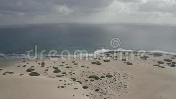 科尔莱霍福尔特文图拉海滩从海面上方射出的无人机视频的预览图