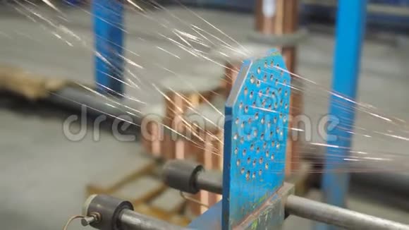 在电缆生产厂拉铜线的过程细股铜丝被编织成一条线视频的预览图