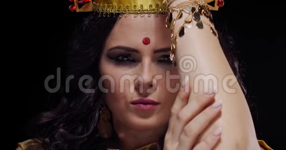 接近一位印度女神拉克什米有很多珠宝4k视频的预览图