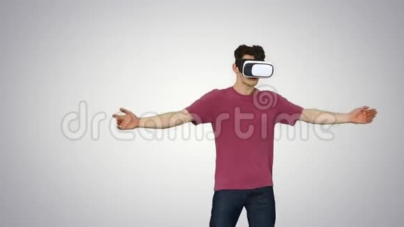 休闲游戏玩家舞蹈锁定嘻哈在VR耳机玩舞蹈游戏梯度背景视频的预览图