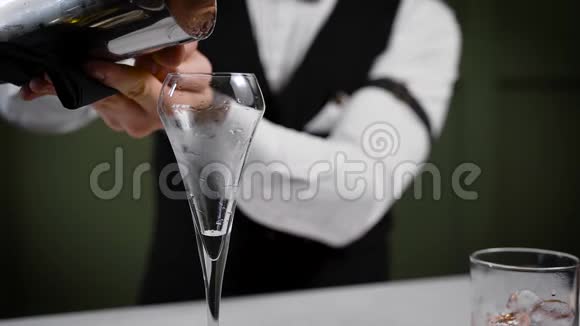 夜酒吧里的特写酒保把喝完的鸡尾酒倒进玻璃杯里很好的饮料供应视频的预览图