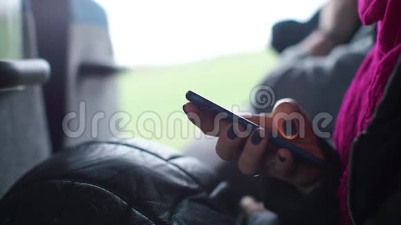 公共交通乘客手中智能手机的特写视频的预览图