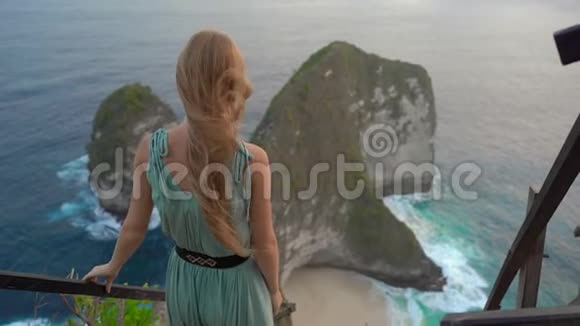 年轻女子游客参观了所谓的暴龙岩在克林金海滩努沙佩尼达印度尼西亚著名的视频的预览图
