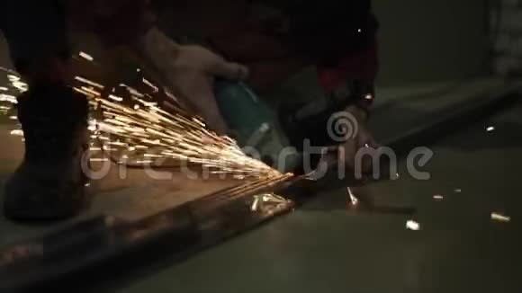 男性手切金属金色的火花慢动作视频的预览图