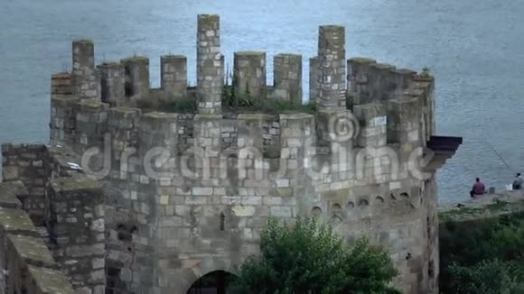 古堡从中世纪守卫塔谁观多瑙河视频的预览图