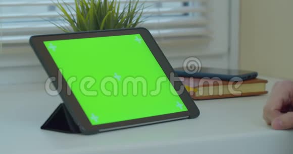 使用绿色屏幕平板电脑上网关闭色度屏幕视频的预览图