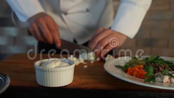 厨师用刀把煮好的鸡蛋切成薄片做俄罗斯沙拉视频的预览图