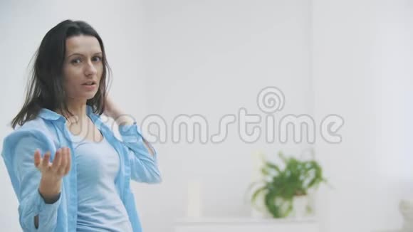 慢点布鲁内特女士在白色背景上表现出愤怒的表情和手势孤立的4K视频的预览图