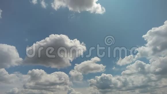 蓝天中积云的移动视频的预览图