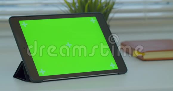 LVIVUKRAINE2020年1月27日黑色平板电脑在一张带有绿色屏幕和书籍的桌子上关闭4k镜头视频的预览图