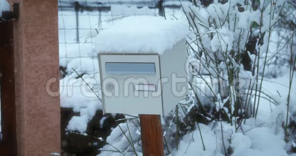 冬天白雪覆盖的白色金属邮箱视频的预览图