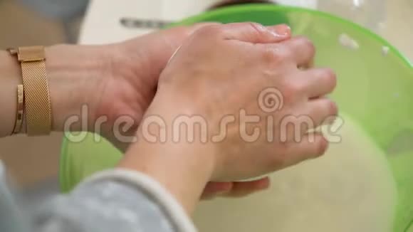 女性的手用奶酪填充塑料表格在家做奶酪视频的预览图