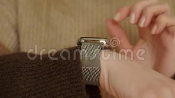 女人用她的智能手表关门视频的预览图