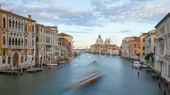 威尼斯的大运河随着摩托艇和云层的流逝而消逝意大利的圣玛丽在黄昏时分健康视频的预览图
