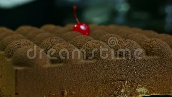 带有单红樱桃装饰的原始方形巧克力蛋糕视频的预览图
