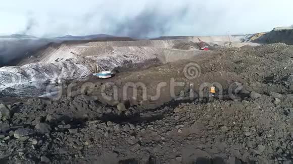 煤矿矿井露天高空俯视工业视频的预览图