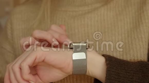 女人用她的智能手表关门视频的预览图