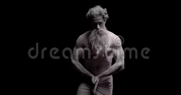 以肌肉发达的身体冲洗活像希腊神波塞冬视频的预览图