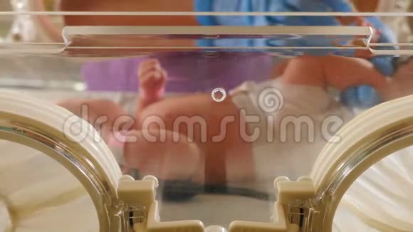 在产科医院的婴儿射穿玻璃新生儿生命支持强化医院治疗CCU视频的预览图