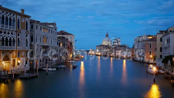 威尼斯的大运河在意大利的黄昏时分与圣玛丽的健康视频的预览图