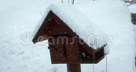 冬天白雪覆盖的木制信箱视频的预览图