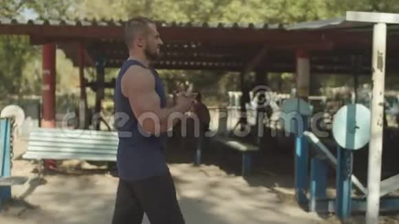 健美运动员热身手臂进行耐力训练视频的预览图