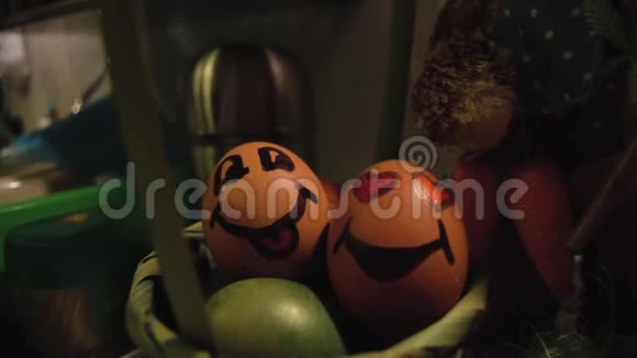 复活节装饰篮子里五颜六色的鸡蛋有画的脸和装饰的人物视频的预览图