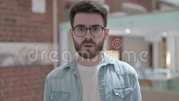 年轻男性设计师愤怒的肖像视频的预览图