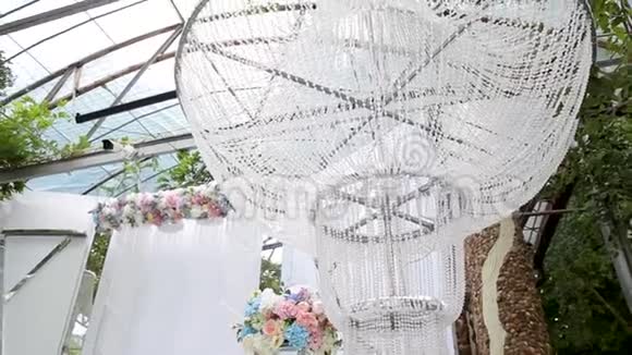餐厅外的婚礼老式水晶灯优雅的电气装饰视频的预览图