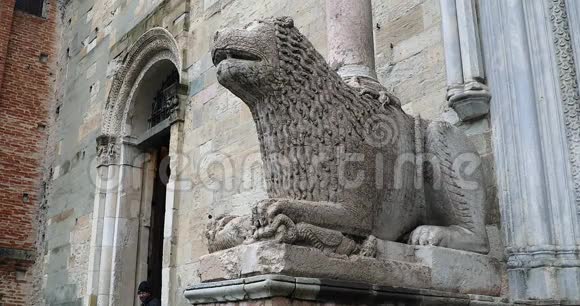 帕尔马大教堂前的狮子大理石雕像视频的预览图
