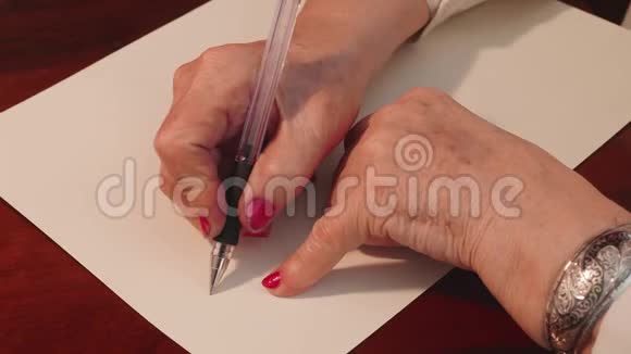 把老妇人的手收起来老太太在白纸上用凝胶笔写信上景视频的预览图