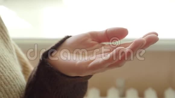 在女性手上喷洒消毒喷雾关门视频的预览图