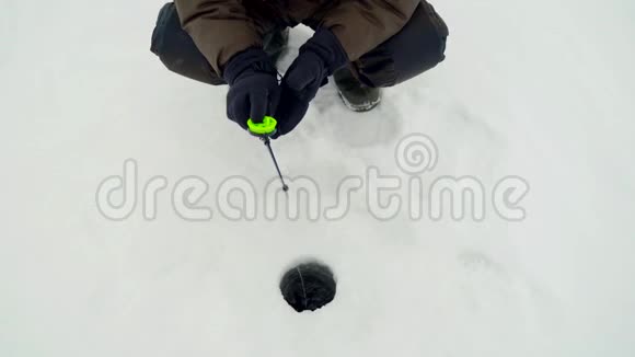 渔人冰钓江上冬天钓鱼的人从上面看视频的预览图