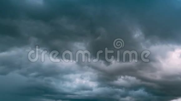 雨前的天空雨云在地平线上天气预报概念时间流逝时间流逝时间流逝视频的预览图