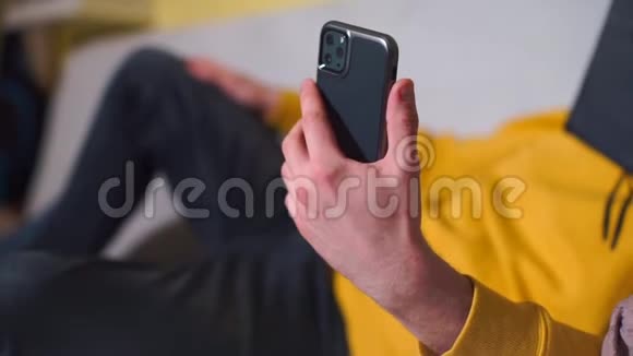 男人手中新智能手机的特写视频的预览图