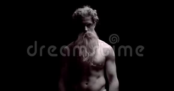 肌肉发达的古希腊神海神留着灰色胡须的海神正在弯曲和摆姿势4k视频的预览图