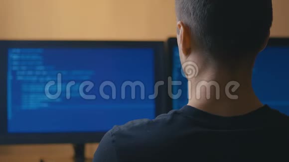 黑客在数据中心的电脑上工作和喝咖啡的背景视频的预览图