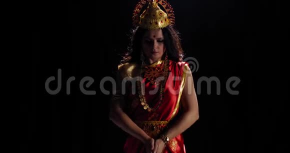 印度女神举起双手捂住她的头跳起舞来视频的预览图