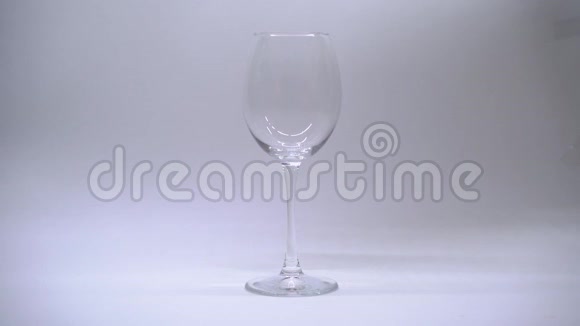 红酒倒在白色背景的酒杯里慢动作视频的预览图
