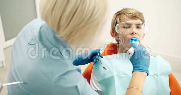 牙科护理男孩在眼镜牙齿视频的预览图