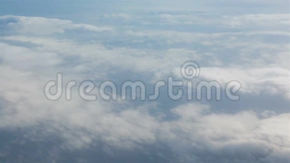 飞越大西洋空中的天空和云彩视频的预览图