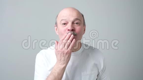 穿白色t恤的老人送空气接吻视频的预览图