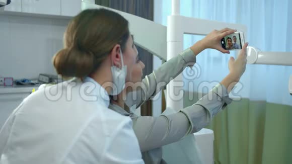 女孩用电话和医生拍了几张照片视频的预览图