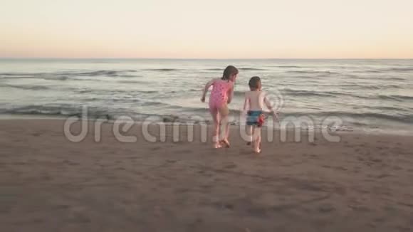 在海里玩耍的弟弟妹妹视频的预览图