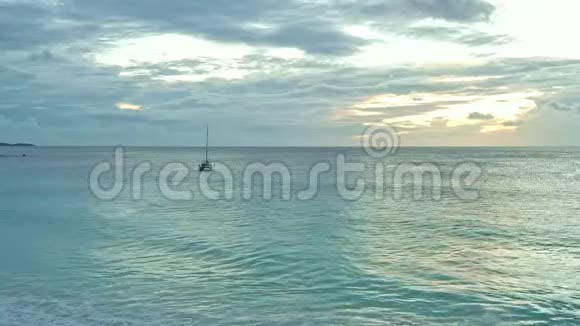 印度洋景观塞舌尔岛LaDigue美丽的碧海带浪热带天堂沙滩旅行图片视频的预览图