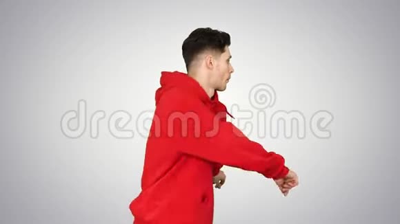年轻的嘻哈男子打破舞蹈顶部打破舞蹈梯度背景视频的预览图